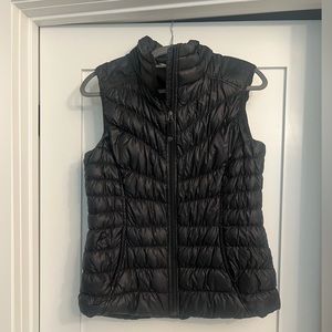 Athlete black lightweight puff vest M